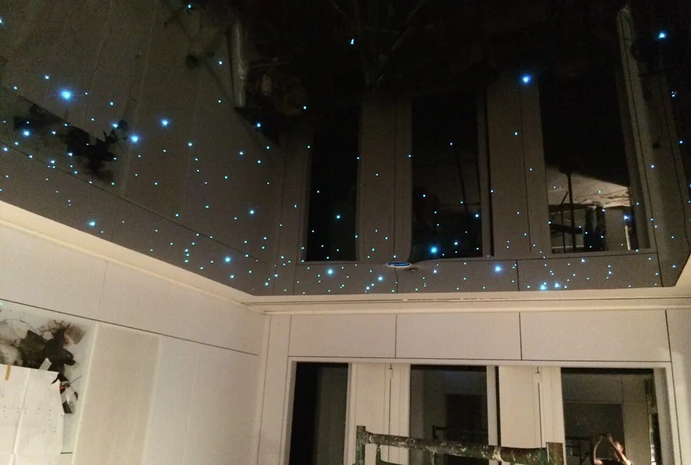 استفاده از فیبر نوری در سقف کشسان مشکی با نور های ابی